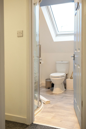 Bathroom 5, Stunning 2BD in Bourton on the Water, Gloucestershire
