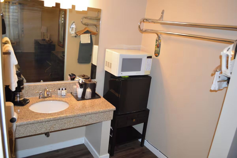 Private kitchen, Home Away Inn Laramie, Albany