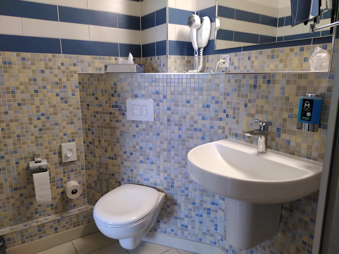 Bathroom 3, Halber Mond, Bergstraße
