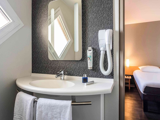 Bathroom 5, ibis Thonon Evian, Haute-Savoie