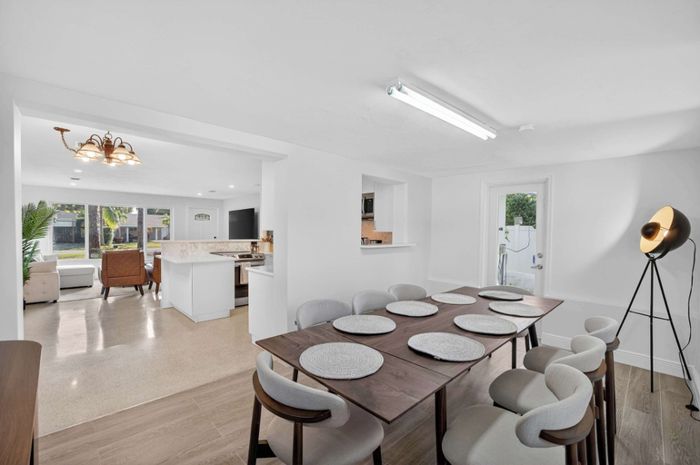 Dining 3, Evergreen Retreat Home for 7, Broward
