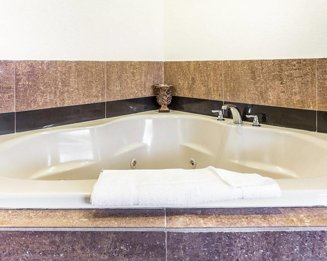 Bathroom, Quality Inn & Suites Coliseum, Guilford