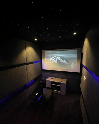Theater show, Reign Luxury Apartment, AbujaMun