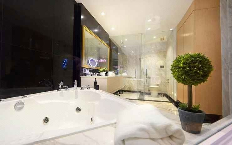 Bathroom 4, Kingwood Boutique Hotel, Miri