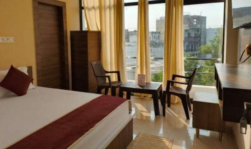 Room 5, Fabhotel Karshani Kripa Dham, Mathura
