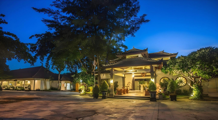 Exterior & Views