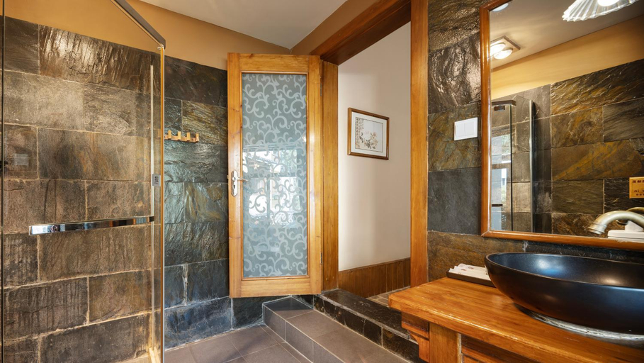 Bathroom 5, Yangshuo Moondance Hotel, Guilin