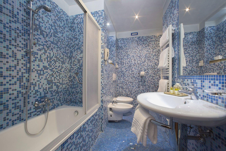Bathroom 4, Majestic Toscanelli, Padua