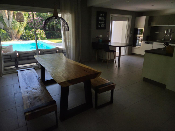 Others 5, VILLA de charme avec piscine et jardin en bord de mer, Pyrénées-Orientales