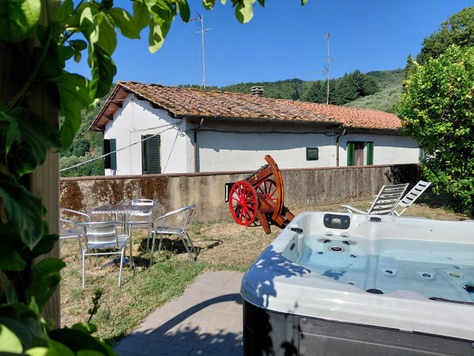 Sport & Beauty 2, VILLA Castel del Monte - Panoramic Tuscan Villa with Jacuzzi, Pistoia
