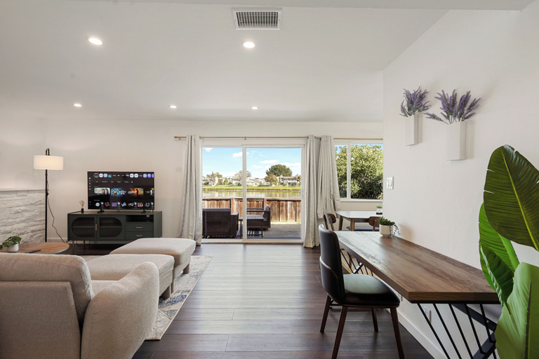 Living area 2, Lakefront Retreat WaterViews 3BR 1.5BA, San Mateo