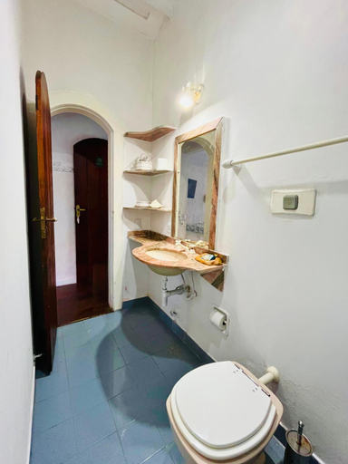 Bathroom 3, Origem Buziana, Armação dos Búzios