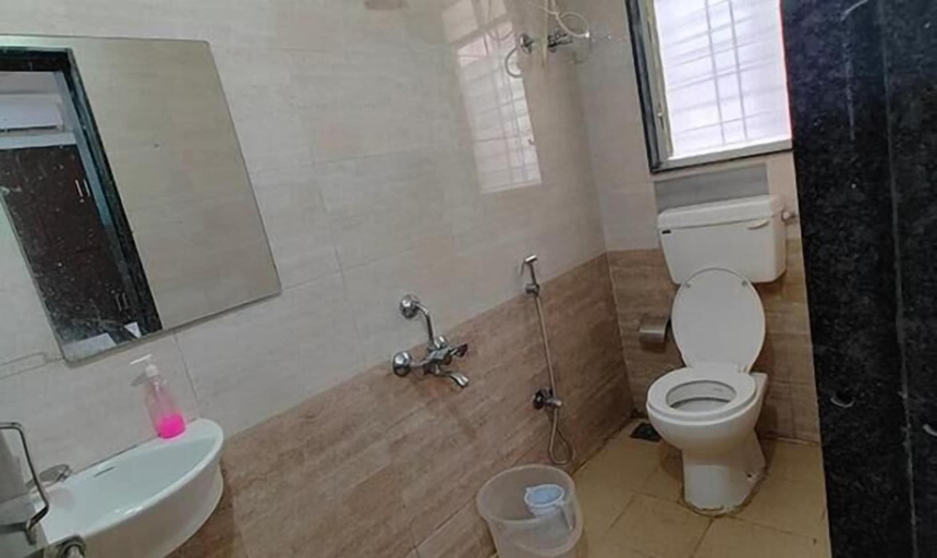 Bathroom 2, Fabhotel Pristine, Pune
