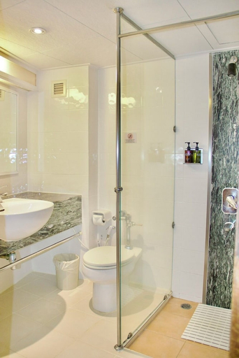 Bathroom 4, A.A. Pattaya Golden Beach Hotel, Pattaya