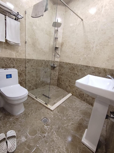 Bathroom 3, London Hotel and Guest House, Baku