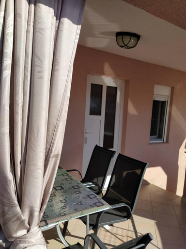 Others 4, Apartmani Ruza, Vir
