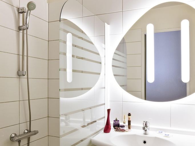 Bathroom 3, ibis budget Grigny Centre, Essonne