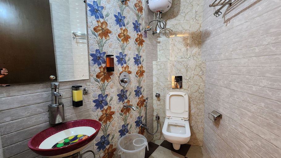 Bathroom 5, Hotel Silky Palace, Delhi