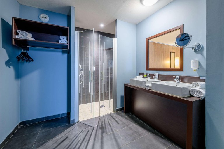 Bathroom 3, Comfort Aparthotel Bordeaux Begles Arena, Gironde