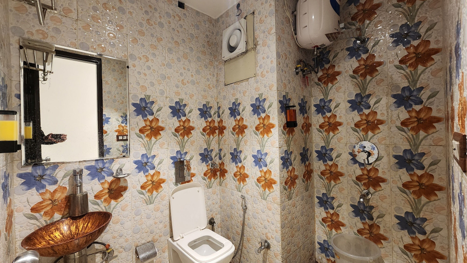 Bathroom 3, Hotel Silky Palace, Delhi
