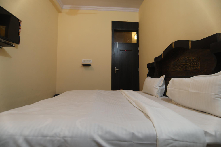 Bedroom 5, Green Lane Valley, Kanpur Nagar