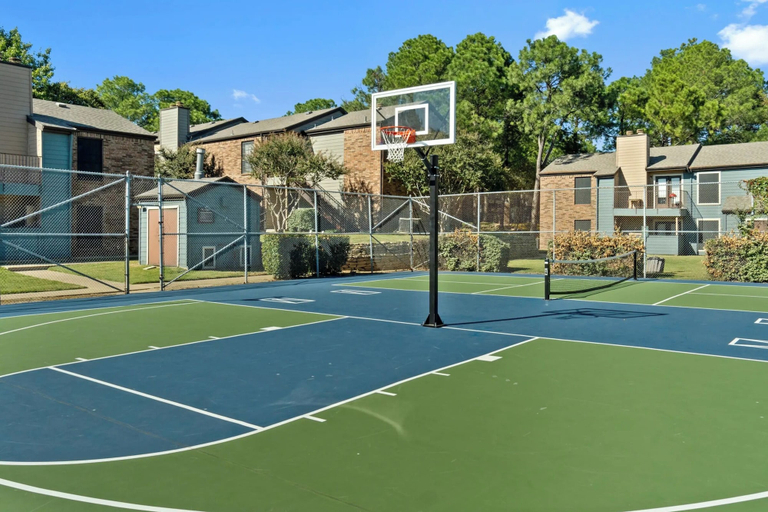 Basketball court, Landing Apartments near Southridge, Denton