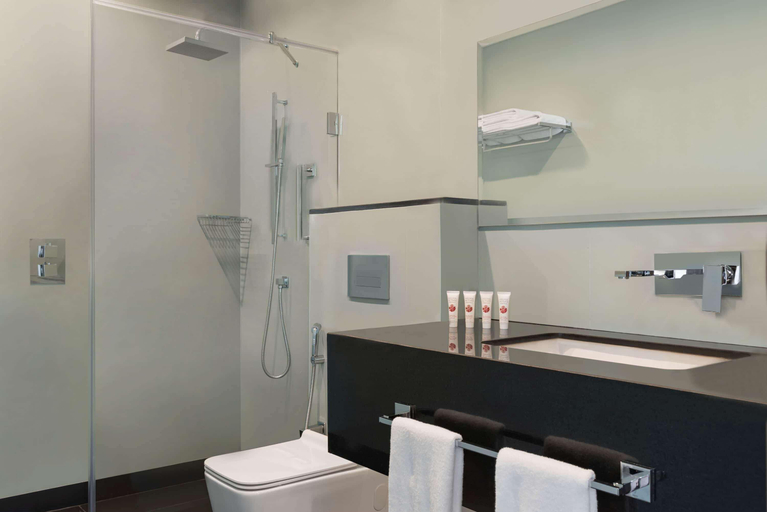 Bathroom 5, Ramada Encore by Wyndham Muscat Al-Ghubra, Bausher