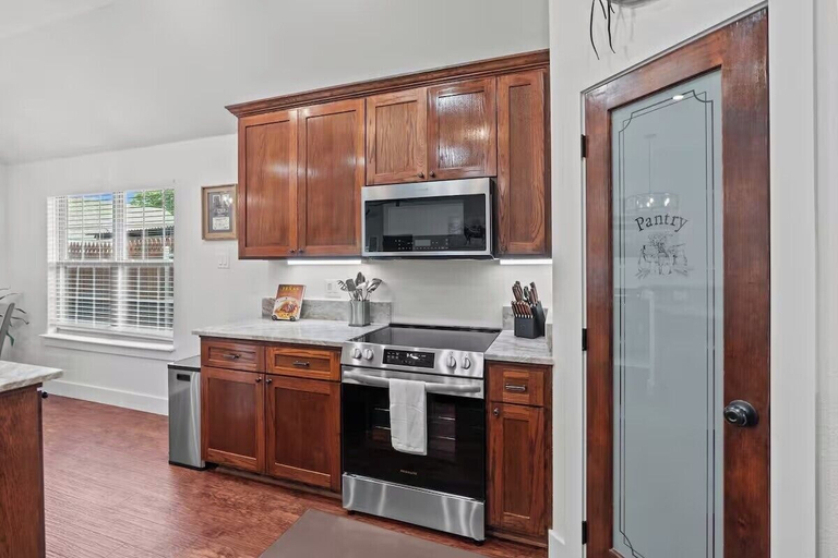 Private kitchen 5, 7 min to Stockyards- Cozy & Stylish Home, Fort Worth