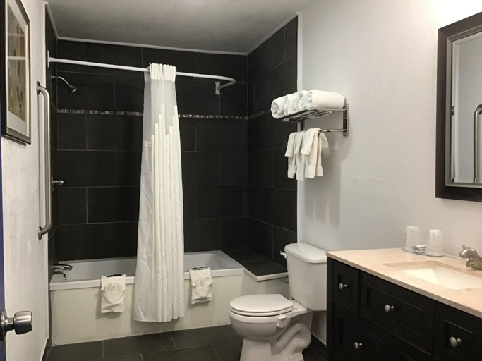 Bathroom 3, Budget Inn & Suites, Oklahoma
