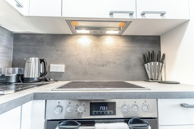 Private kitchen 4, City Center Metro 1BR 1LR King Bed, Wien