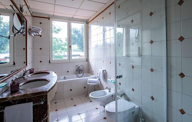 Bathroom 4, Hotel Franceschi, Lucca