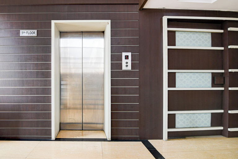 Elevator 4, Fabhotel Park Street Inn, Ranchi