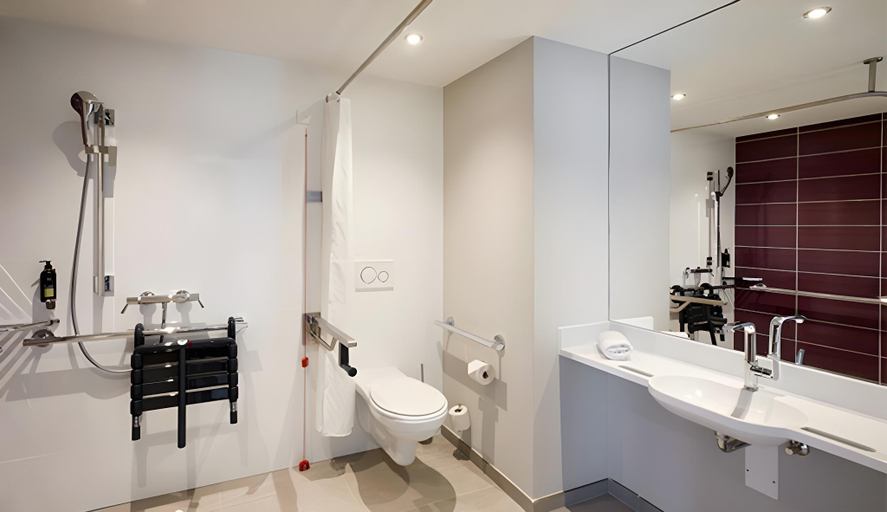 Bathroom 4, Premier Inn Köln City Süd, Köln