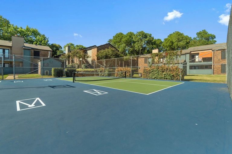 Sport court, Landing Apartments near Southridge, Denton
