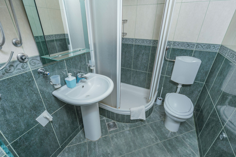 Bathroom 5, Spin Apartments