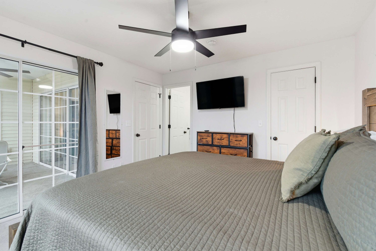 Room 2, Modern Fishing Lodge 8ppl, Taney