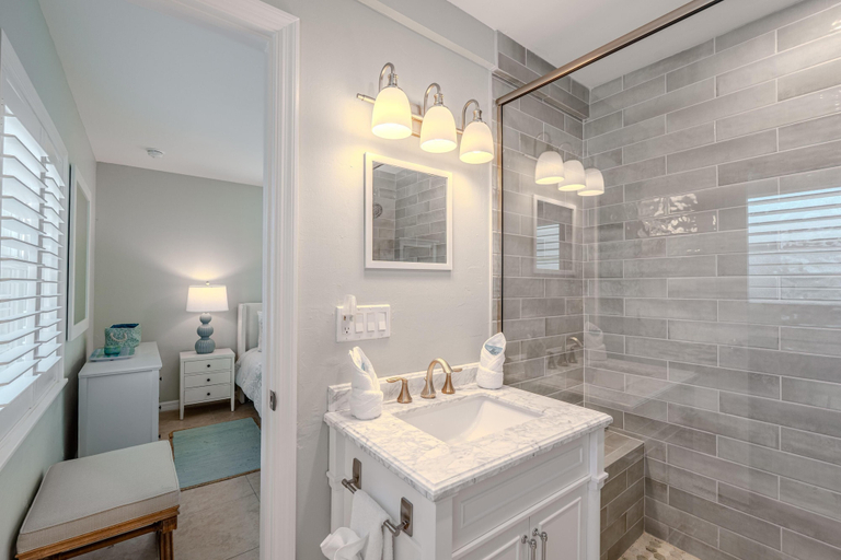 Bathroom 5, Beautiful Life on Madison, Lee