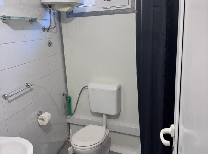 Bathroom 2, Apartment Centar, Ploče