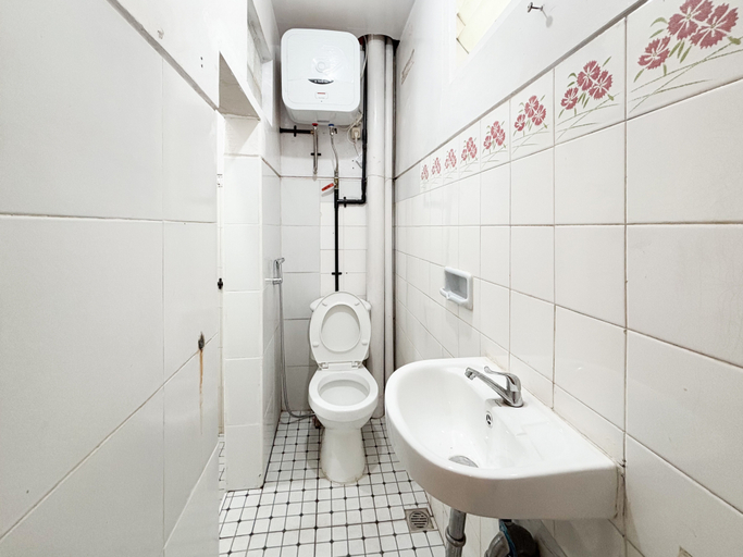 Bathroom 4, RedDoorz Plus near Brawijaya Museum, Malang