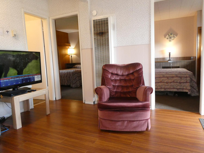 Others 4, Airport Inn, Cariboo