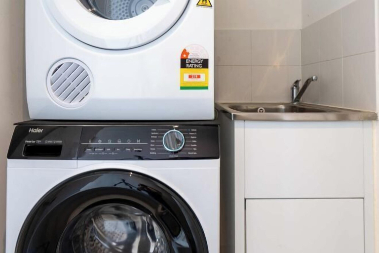 Laundry room, lvl42 2B APT with Free Parking in CBD, Melbourne