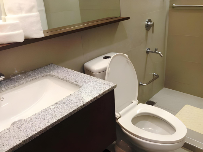 Bathroom 3, Microtel By Wyndham Acropolis, Quezon City