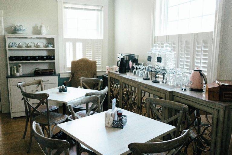 Food & Drinks, The Carriage House Inn Bed and Breakfast, Brunswick