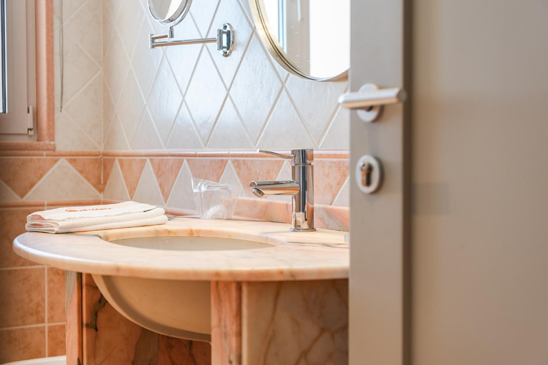 Bathroom 5, Aragosta Hotel, Durrësit