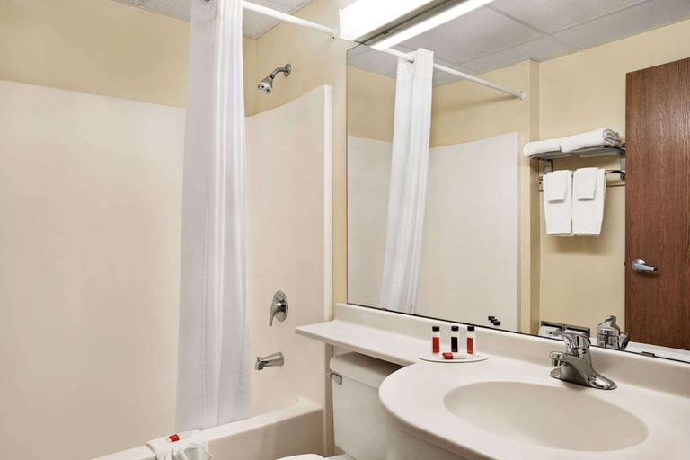 Bathroom 5, Travelodge by Wyndham Fort Scott, Bourbon