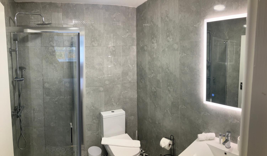 Bathroom, The Raven, Worcestershire