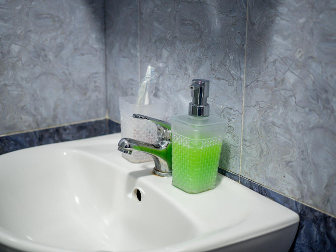 Bathroom 2, Dzhetysuskaya 4, Almaty