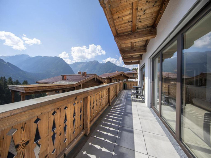 Balcony/terrace 1, Stylish Chalet by Ski Slopes, Zell am See