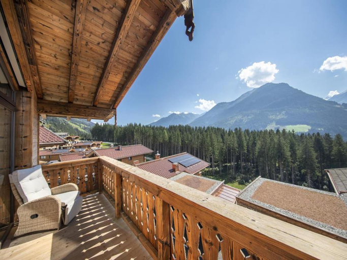 Balcony/terrace 4, Stylish Chalet by Ski Slopes, Zell am See