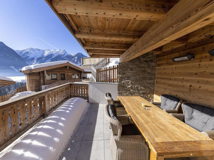 Balcony/terrace, Stylish Chalet by Ski Slopes, Zell am See